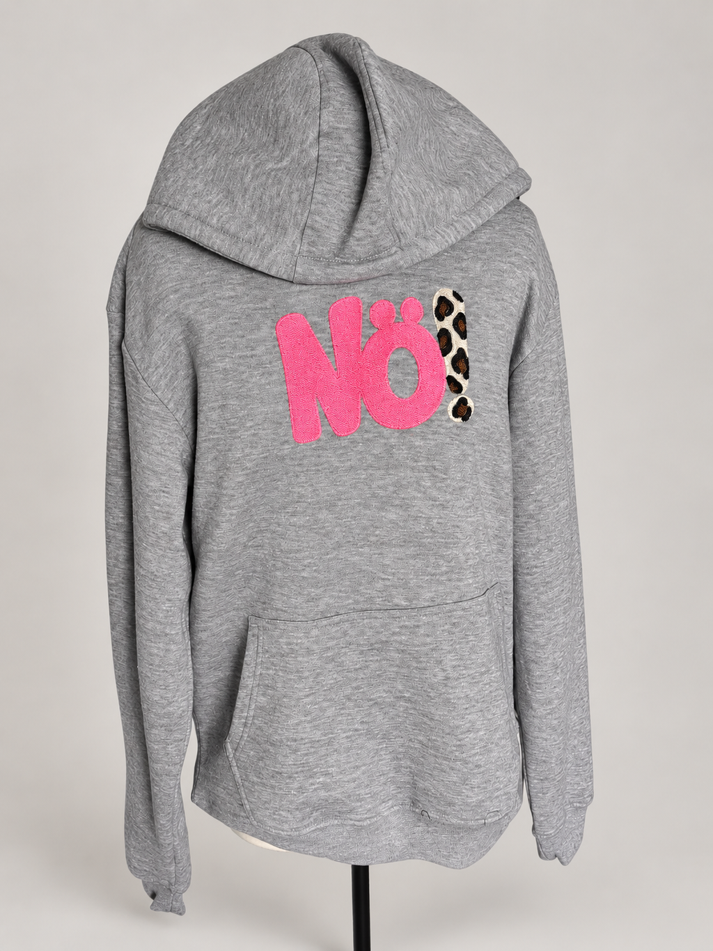 Grauer Hoodie mit „NÖ!“-Stickerei in Neon-Pink oder Neon-Orange