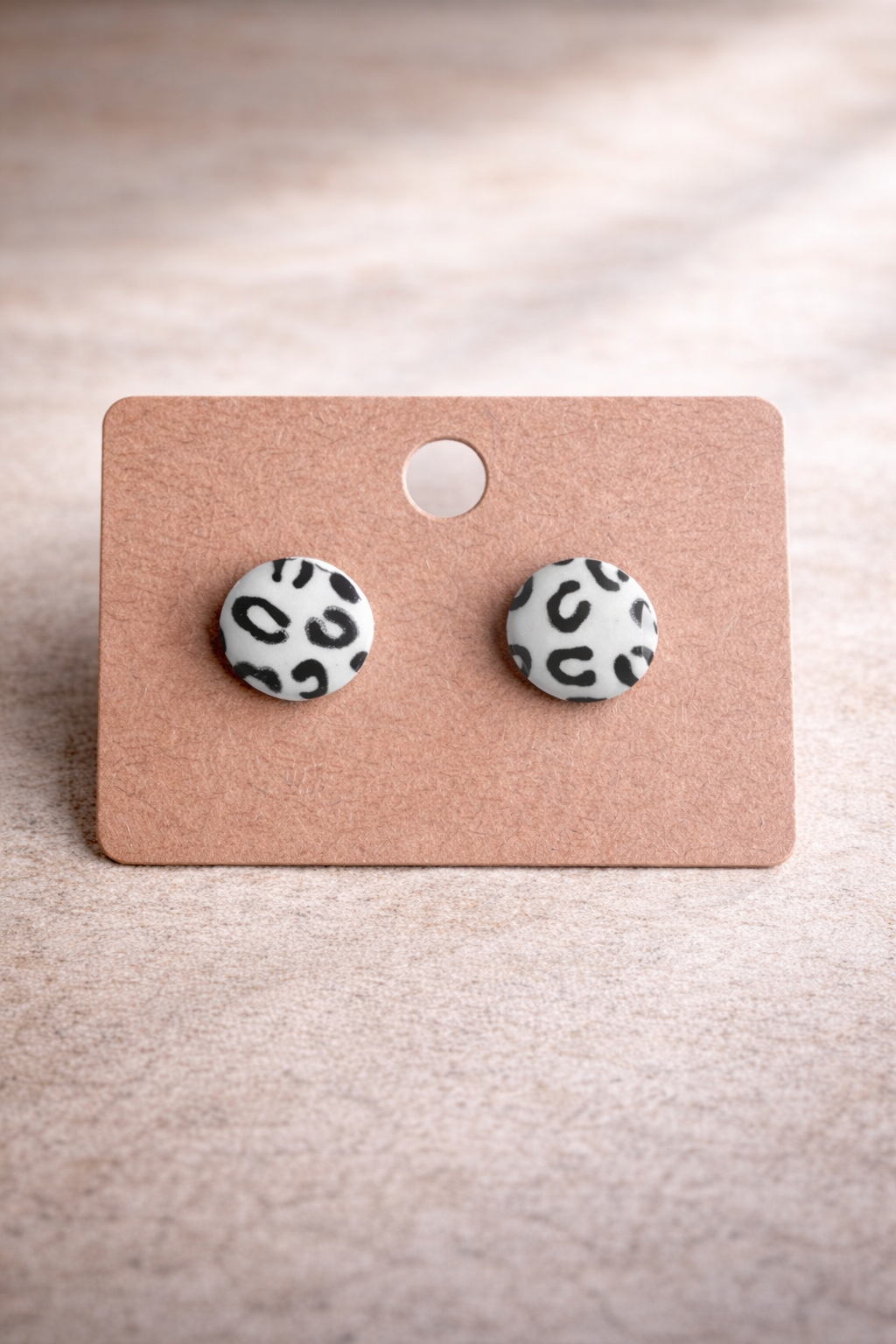 Polymer-Clay Ohrstecker – Leo Schwarz/Weiß - Meva Design