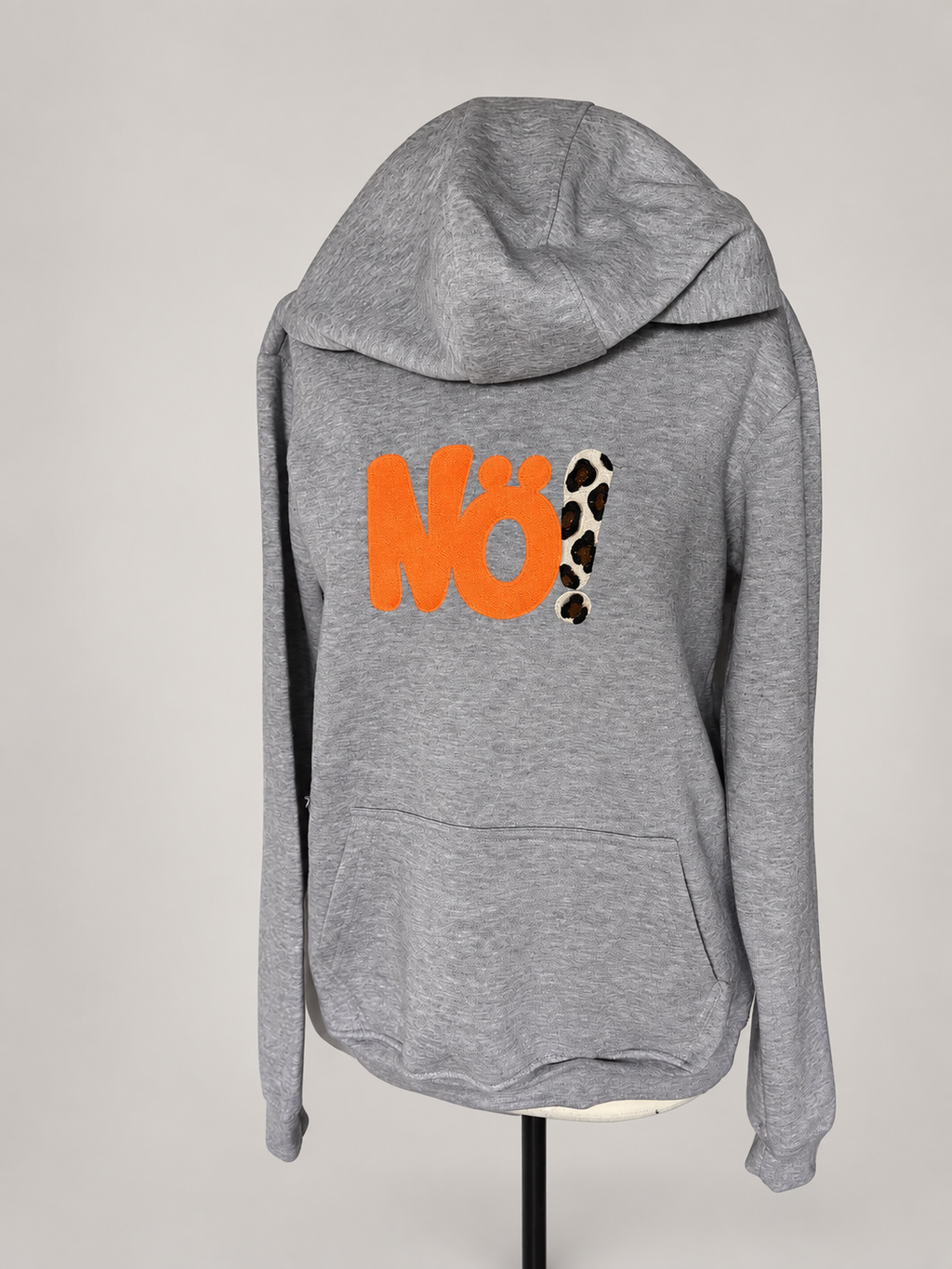 Grauer Hoodie mit „NÖ!“-Stickerei in Neon-Pink oder Neon-Orange