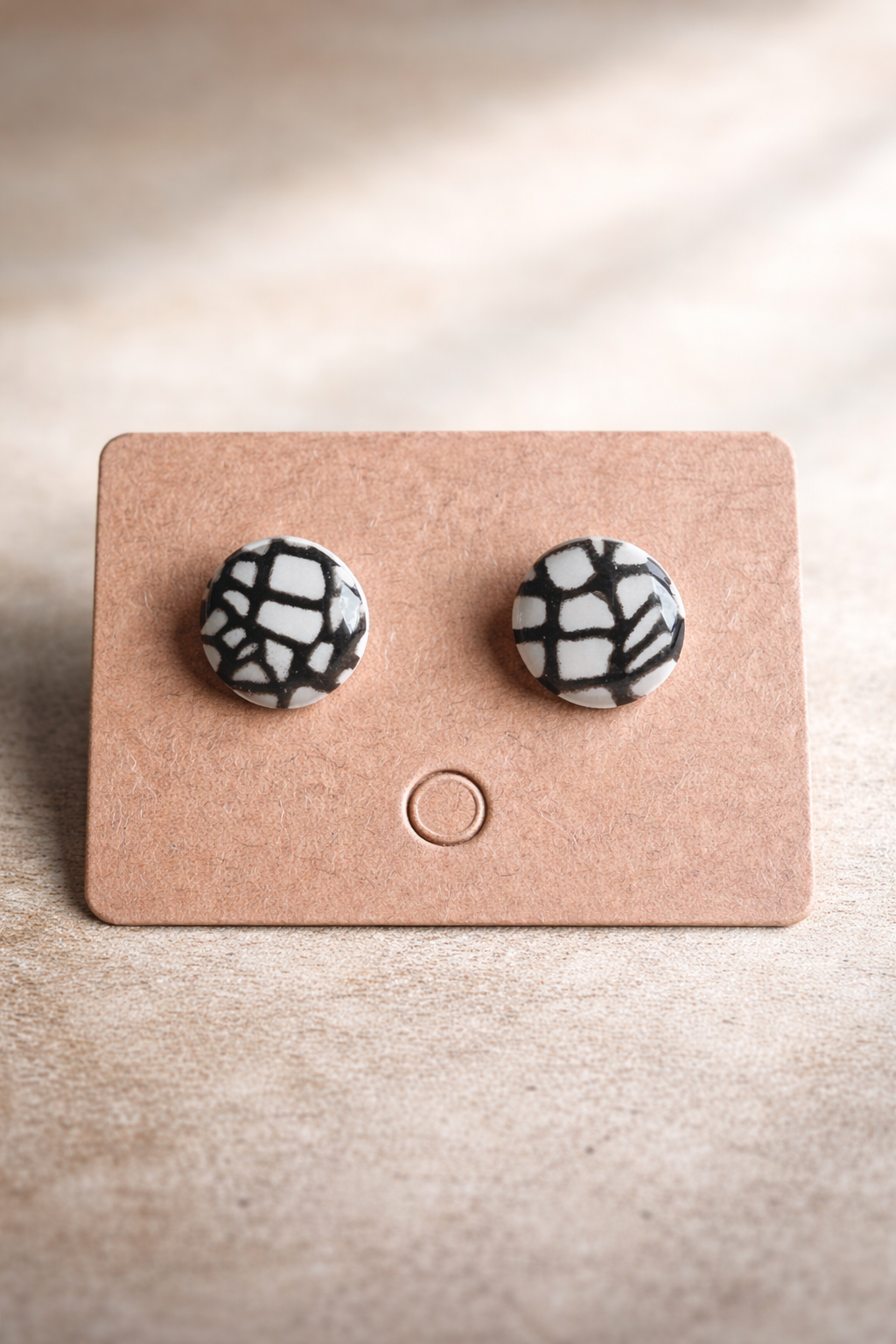 Handgemachte Polymer-Clay Ohrstecker – Schwarz/Weiß Gitter (glänzend)
