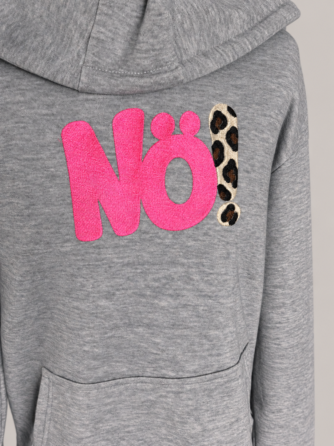 Grauer Hoodie mit „NÖ!“-Stickerei in Neon-Pink oder Neon-Orange