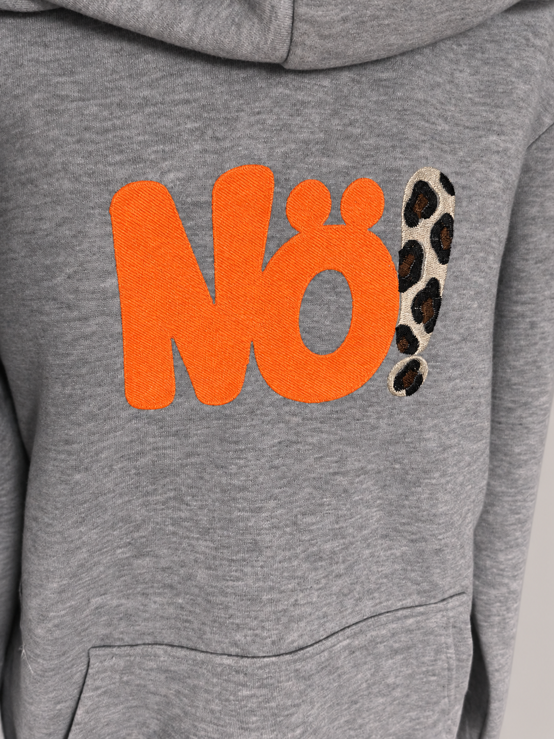 Grauer Hoodie mit „NÖ!“-Stickerei in Neon-Pink oder Neon-Orange