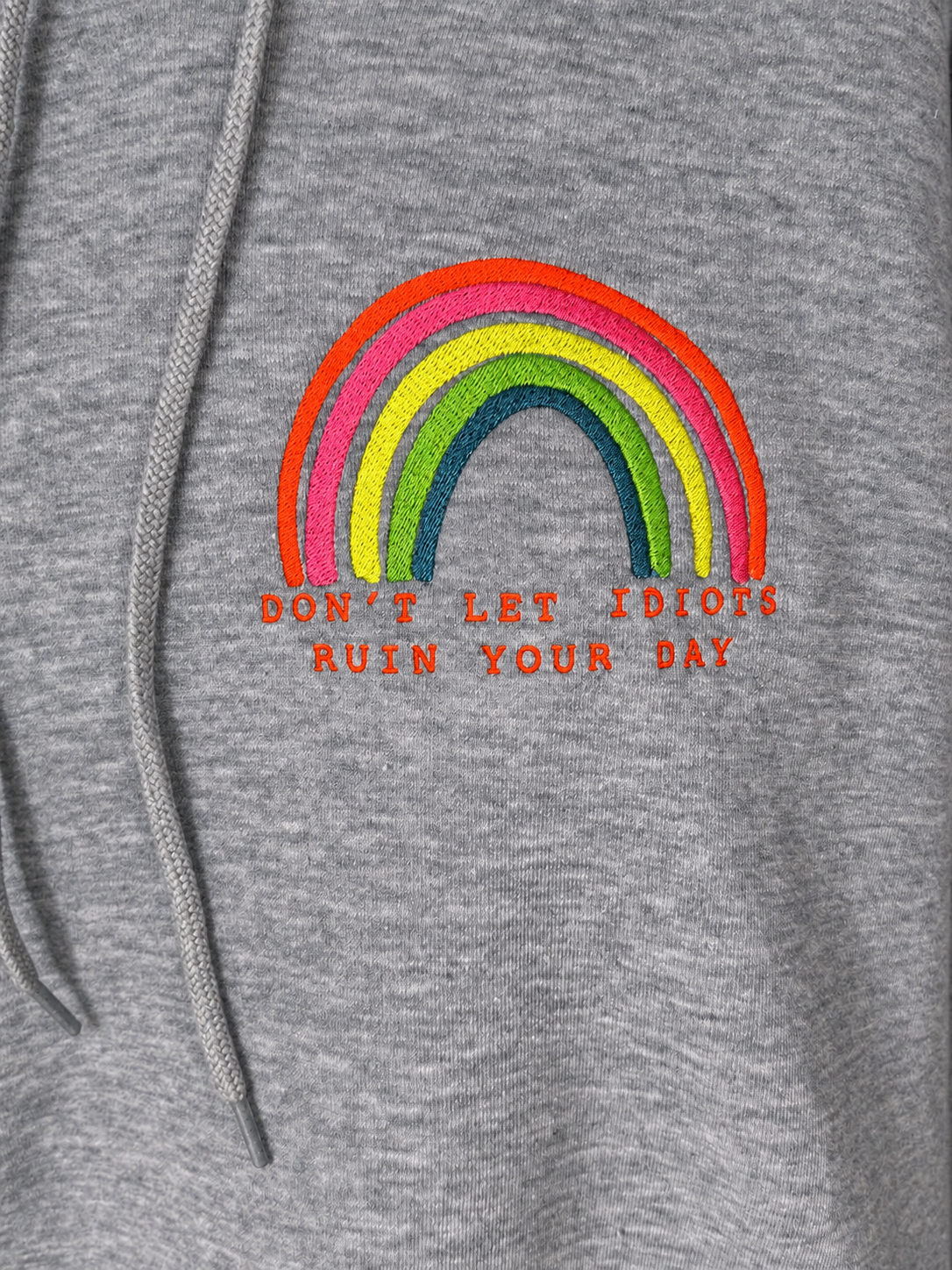 Hoodie „Don’t Let Idiots Ruin Your Day“ – bestickt