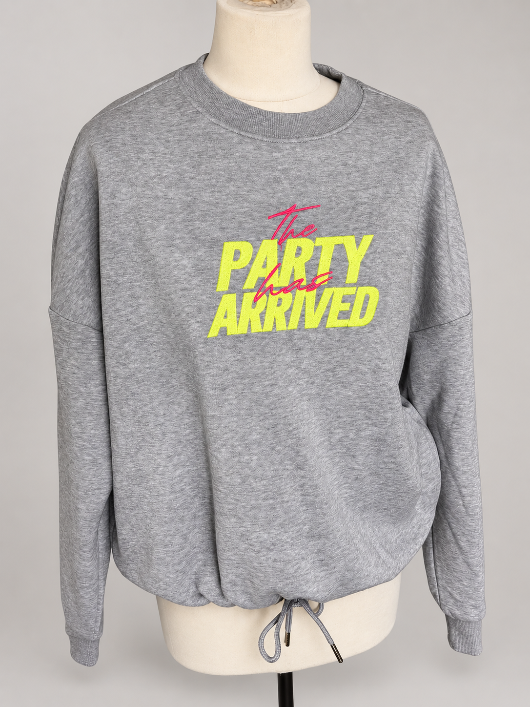 Damen-Oversize-Sweatshirt in Grau mit Statement-Stickerei „The Party Has Arrived